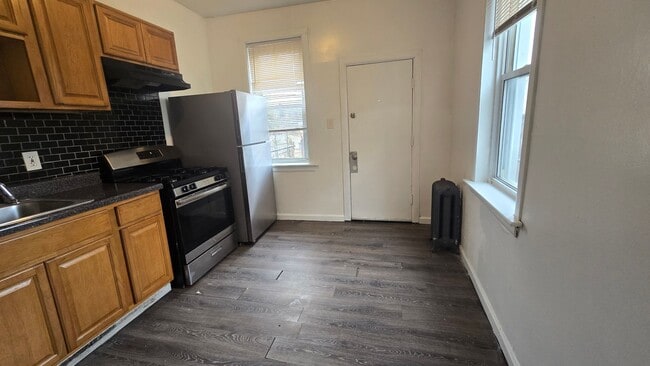 Building Photo - 427 Royden St