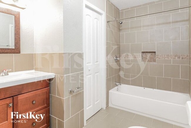 Building Photo - 717 NE Westwind Dr