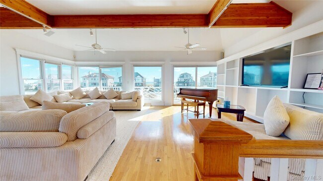 Building Photo - 750 Dune Rd