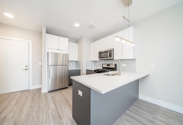 Building Photo - 6119 Broadway