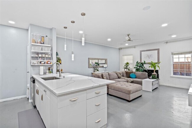 Building Photo - 9850 Pagewood Ln