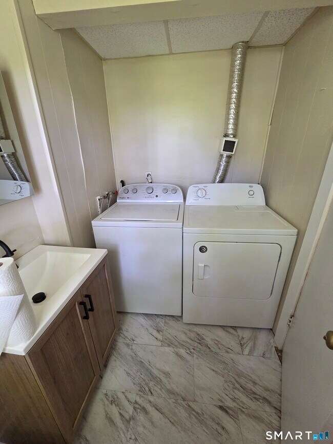 Building Photo - 22 Lakeview St