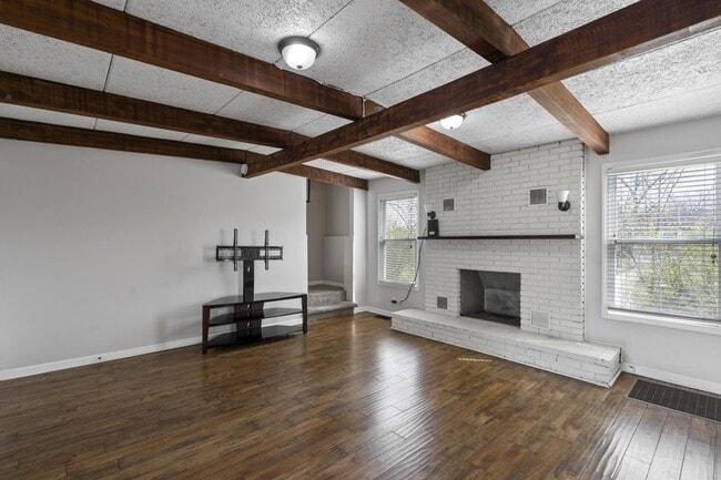 Building Photo - 6627 Hilton Dr
