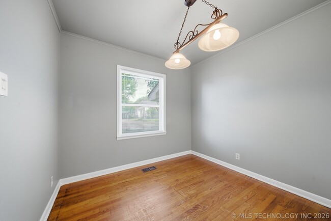 Building Photo - 805 S Cedar St