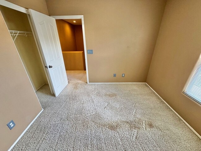 Building Photo - Beautiful 3 bedroom/2.5 bath home in great neighborhood