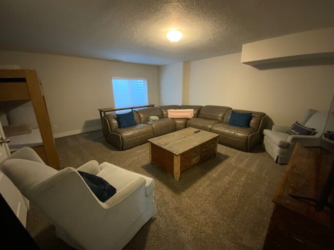 Building Photo - Fully Furnished Townhouse with Lake Views