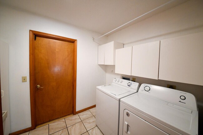 Building Photo - 4160 Cedar Ave