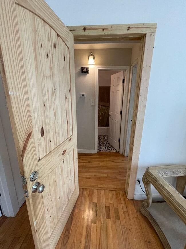 Building Photo - Big and Beautiful House with attached 1br ...