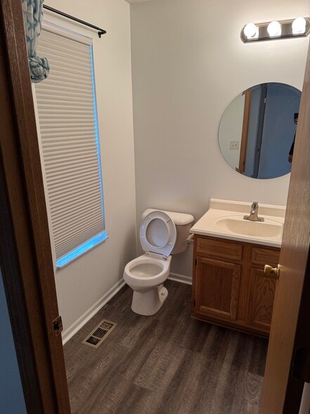 Guest Bathroom - 3766 Dunlane Ct