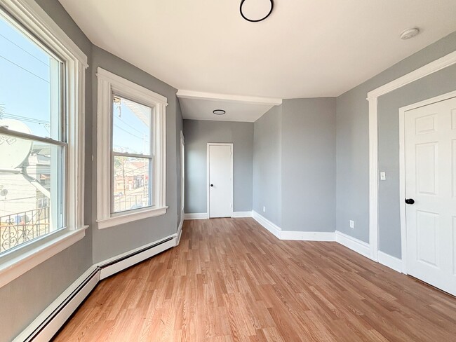 Building Photo - 648 Grove St