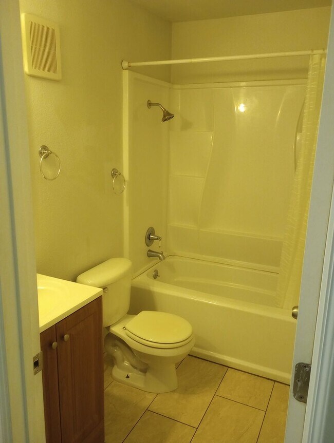 Building Photo - Cherry Creek Schools, 2 bed, 1 bath, 900 s...