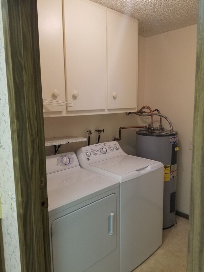 Building Photo - Spacious 2 bedroom 2 bath Condo