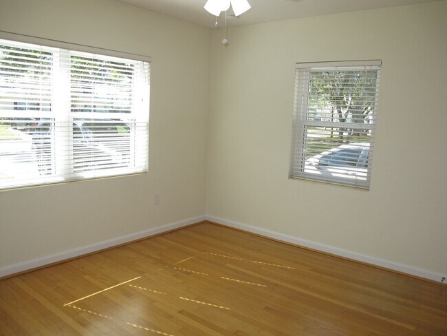 Building Photo - Charming home 1 minute to downtown, Colleg...