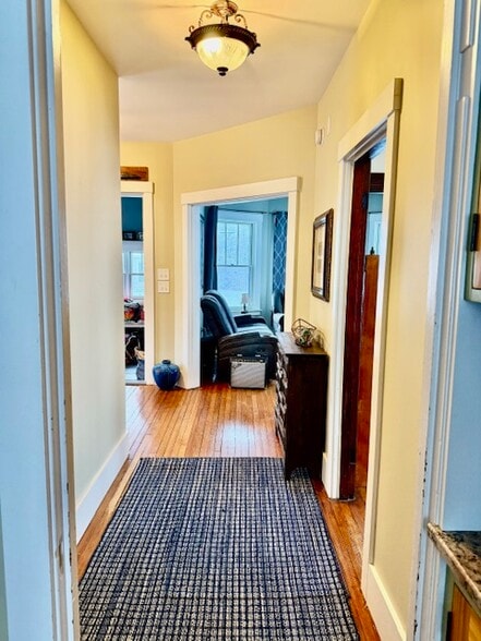 Building Photo - 10 Pine Point Rd