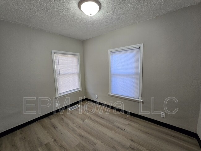 Building Photo - 1125 N Barclay St