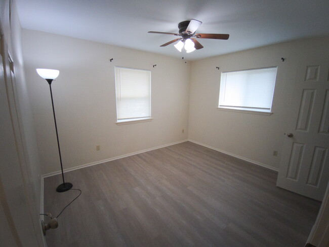 Building Photo - 327 Briarwood Dr