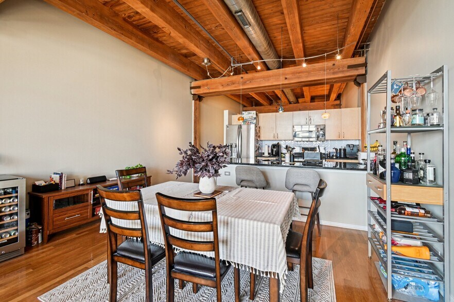 Building Photo - 333 S Desplaines St