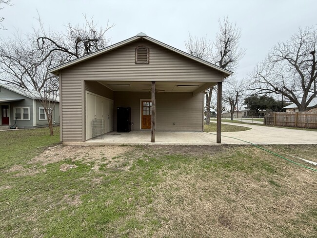 Building Photo - Updated 1926 Craftsman Style 3/1 / Cute Fr...