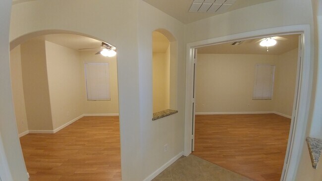 Building Photo - 1004 W Dexter Way