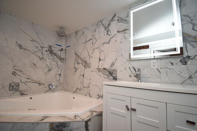 Building Photo - Bright & Updated 3 Bed Near Sugarhouse!!