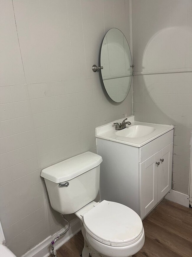 Building Photo - 2-Bed 1-Bath House