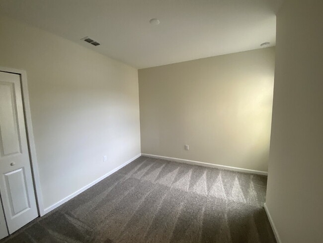 Building Photo - "Charming 3-Bedroom Oasis with 2.5 Baths i...