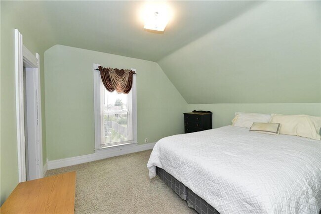 Building Photo - 2415 S A St