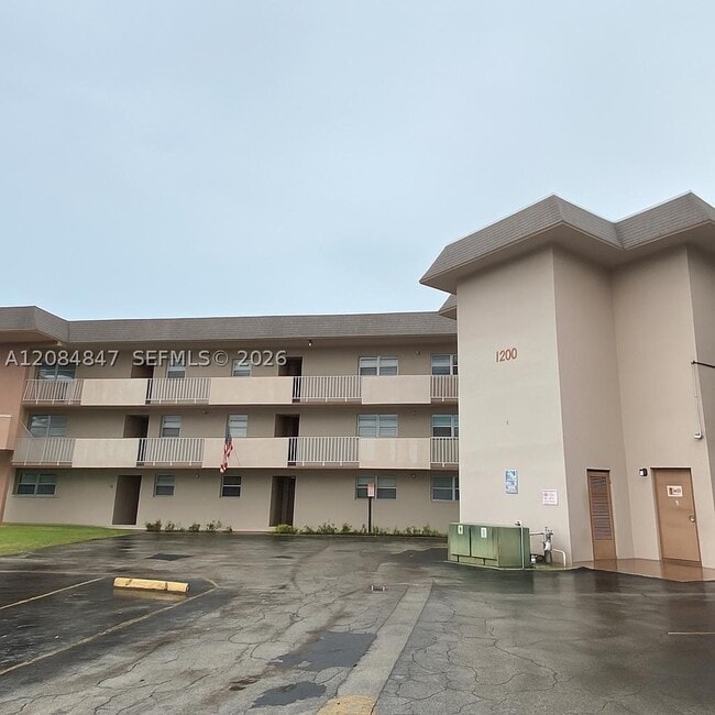 Building Photo - 1200 Tallwood Ave