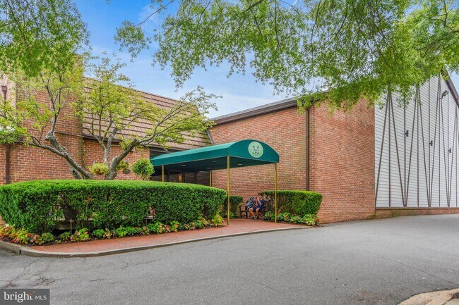 Building Photo - 1952 Kennedy Dr