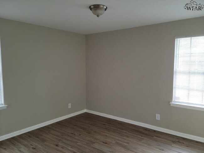 Building Photo - 5031 Lindale Dr