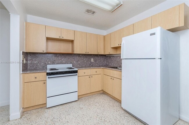 Building Photo - 3076 SW 17th St