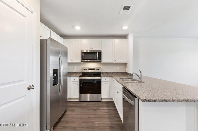 Building Photo - 3121 Lobelia Ln