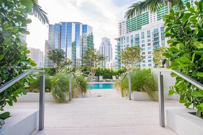 Building Photo - 1300 Brickell Bay Dr