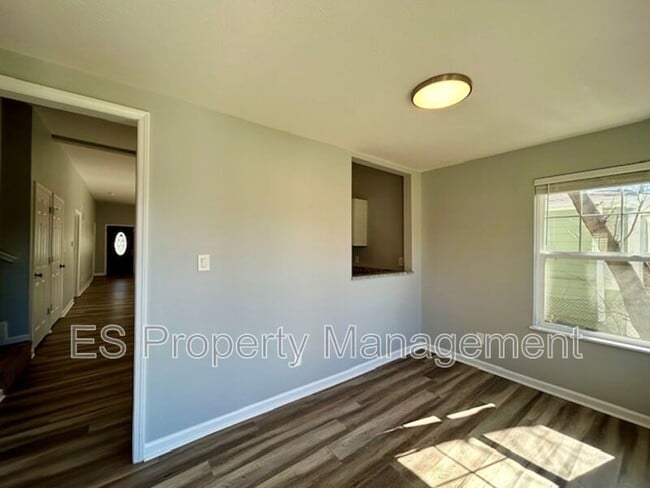 Building Photo - 838 N Temple Ave