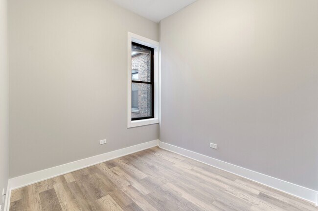 Building Photo - Top Floor, Gorgeous, Renovated 2bd/2bth, West Town Available 4/20