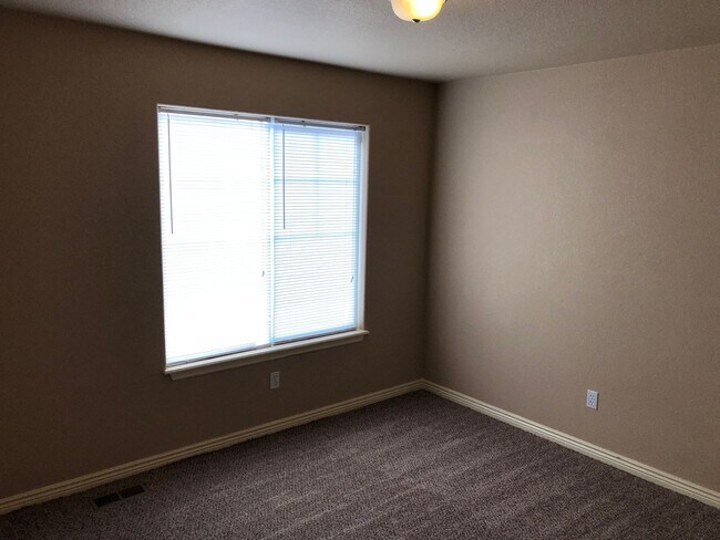 Building Photo - Duplex Town Home Rancher One Level Living