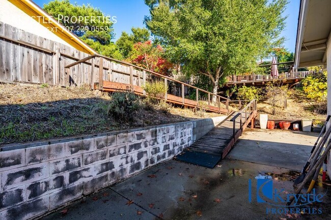 Building Photo - Delightful Vallejo home with solar.