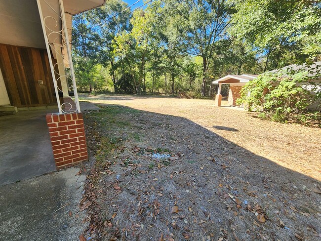 Building Photo - Large 3 Bed 2 Bath Brick Home