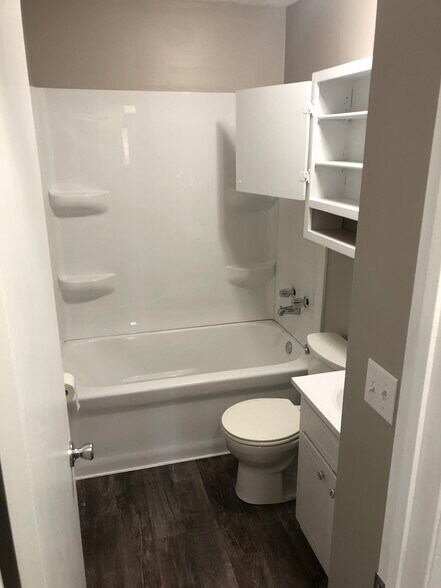 Bathroom - 1015 Ebersole Blvd