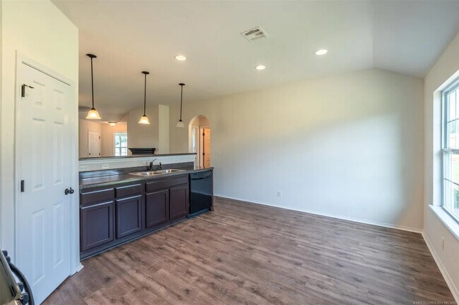 Building Photo - 2708 W Fredericksburg St