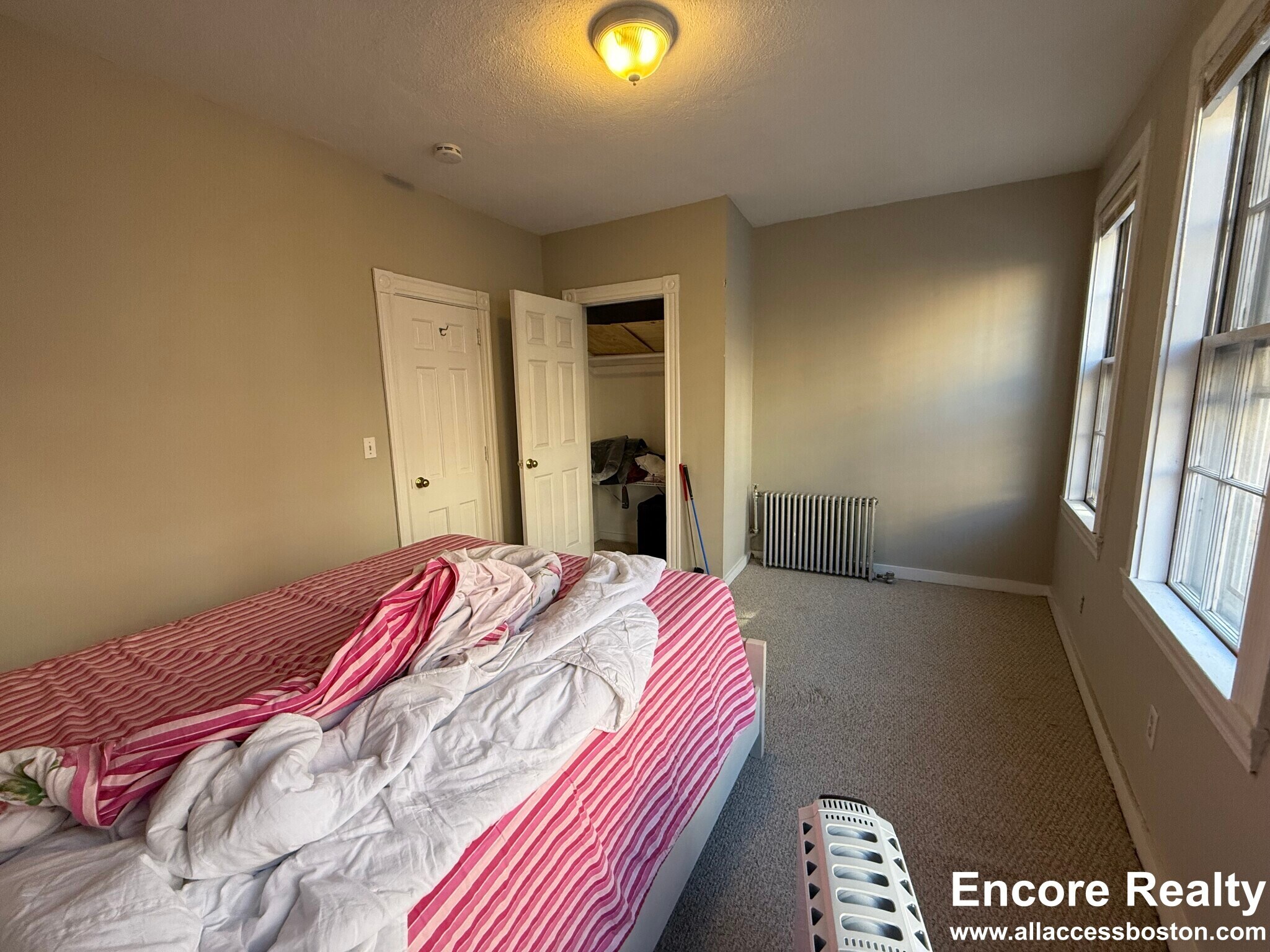 Building Photo - 82 Phillips St