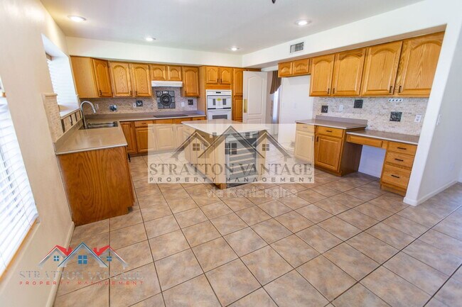 Building Photo - 960 E Constitution Dr