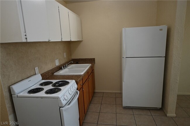 Building Photo - 3021 E Carey Ave