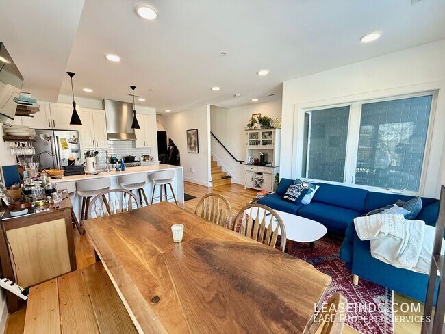 Building Photo - 1719 D St NE