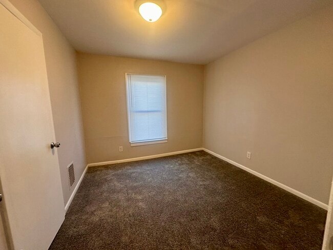 Building Photo - 325 N Gladstone Ave