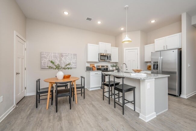 Building Photo - 3 bedroom 2 bath Townhome  - Haysville Sch...