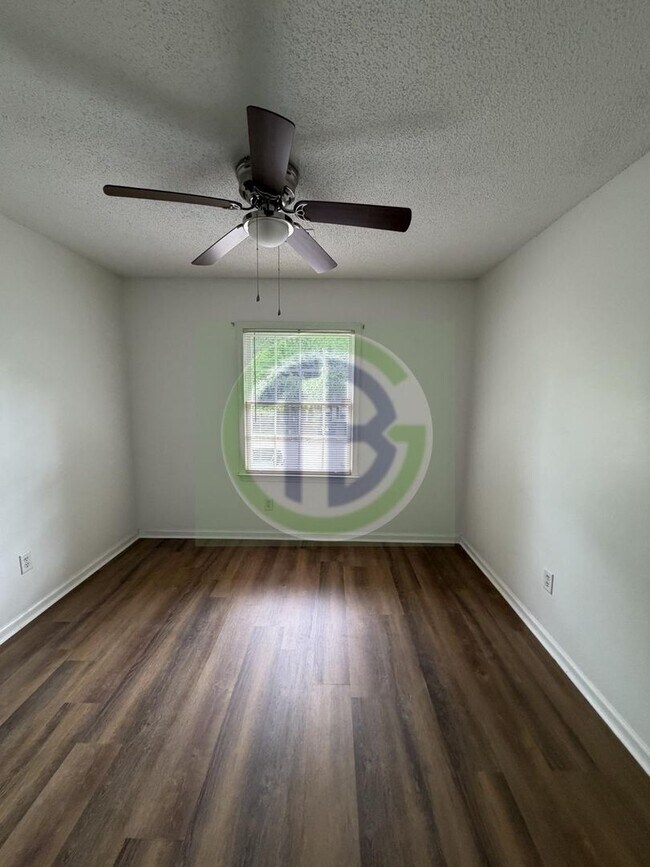 Building Photo - 2bd Townhome conveniently located to all that Irmo has to offer