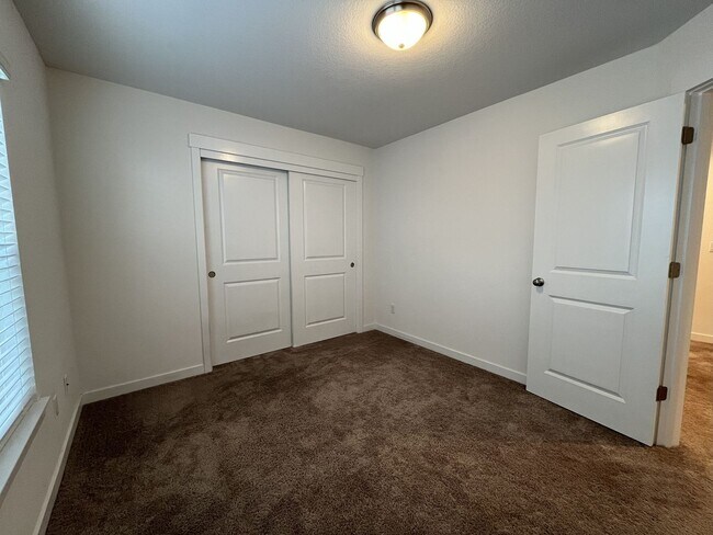 Building Photo - Gorgeous 3BR Home with Open Main Level & Large Primary Suite