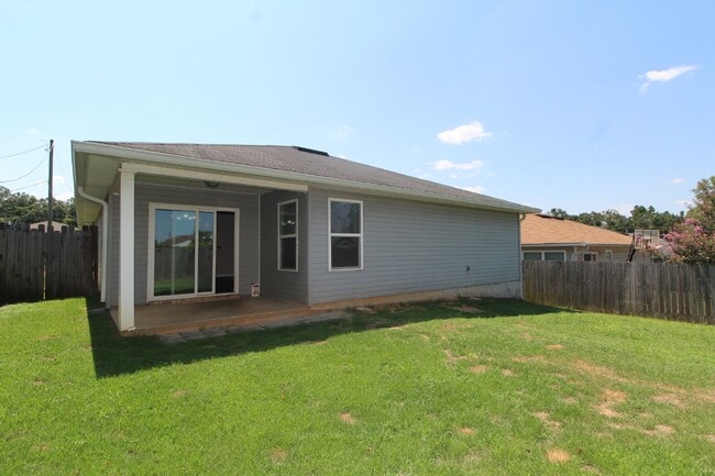 Building Photo - Coming 10/17 – 3BR/2BA with Fenced Yard in...