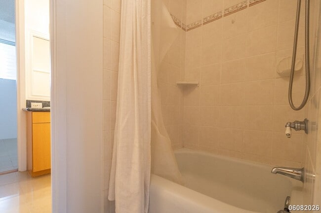 Building Photo - PRIME ALA MOANA/WAIKIKI LOCATION: 2BR/1.5BA Condo with Parking & In-Unit Washer/Dryer!